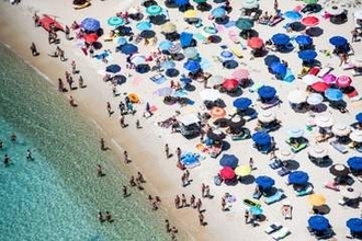 人気ビーチのパラソル禁止に批判殺到、使用OKは10歳までと高齢者のみ　イタリア