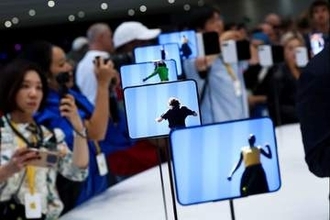 「iPhone Duo」の使用感、製品史上最大の変更点を検証する