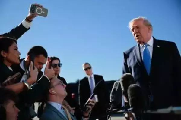 トランプ氏がオバマ氏に反発、「頭の良い男ではない」　ホワイトハウス改装を皮肉られ