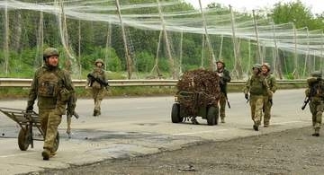 ウクライナ軍に付きまとうドローン攻撃、徒歩でかわす兵士　前線へ続く「命の道」でCNNが同行取材