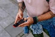 スマホなしでは暮らせない？、旧式携帯で生活が「グレードアップ」するかもしれない理由とは
