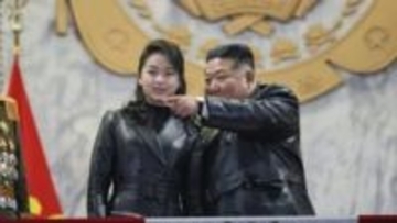 【分析】金正恩氏、核開発計画の強化を誓う　娘と軍事パレード視察