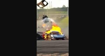 炎上するレーシングカー、ライバルが瞬時の判断でドライバー救い出す　上海