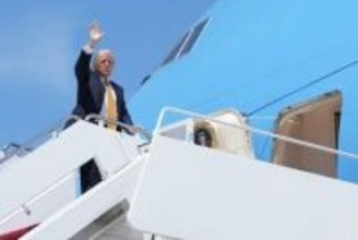中国の巨大石油タンカー、ホルムズ海峡通過を試み　トランプ氏が中国へ向かう中