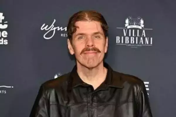 米有名ゴシップブロガー、ライブ配信中に自傷行為　警察が保護