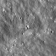 ロケットの月面衝突でできたクレーター、NASAが鮮明な画像を公開