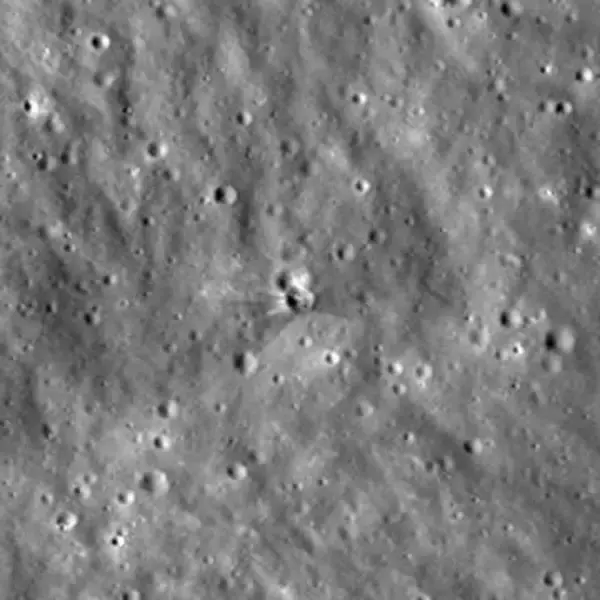 ロケットの月面衝突でできたクレーター、NASAが鮮明な画像を公開