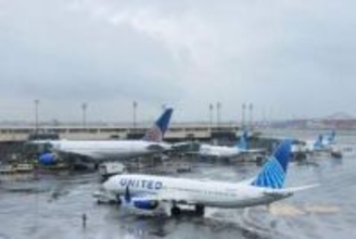 乗客が乗員に暴行、操縦室に押し入ろうとした疑い　米空港で拘束