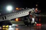 「旅客機と消防車の衝突事故、当日夜は管制官2人が早退　米NYラガーディア空港」の画像1