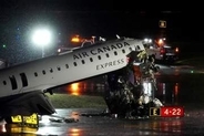 旅客機と消防車の衝突事故、当日夜は管制官2人が早退　米NYラガーディア空港