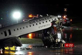 旅客機と消防車の衝突事故、当日夜は管制官2人が早退　米NYラガーディア空港