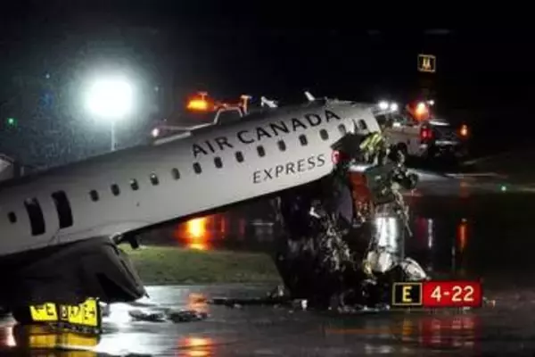旅客機と消防車の衝突事故、当日夜は管制官2人が早退　米NYラガーディア空港