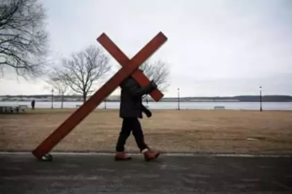悲嘆に暮れる地域社会へやってくる3メートルの十字架、背負って歩く男性に話を聞く　米国