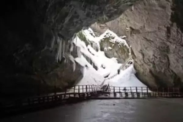 氷の洞窟で発見された太古の細菌株、現代の抗生物質の一部に耐性