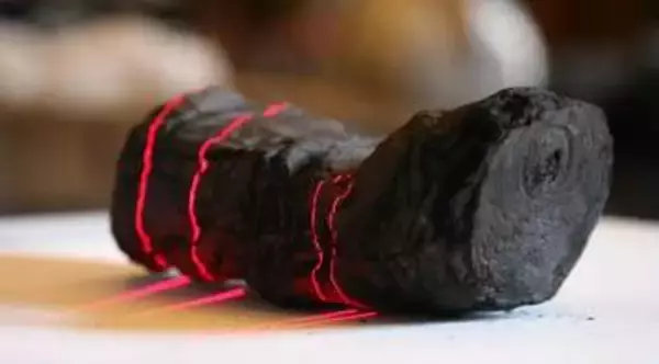 2000年前の噴火で炭化した巻物、AI駆使し「展開」