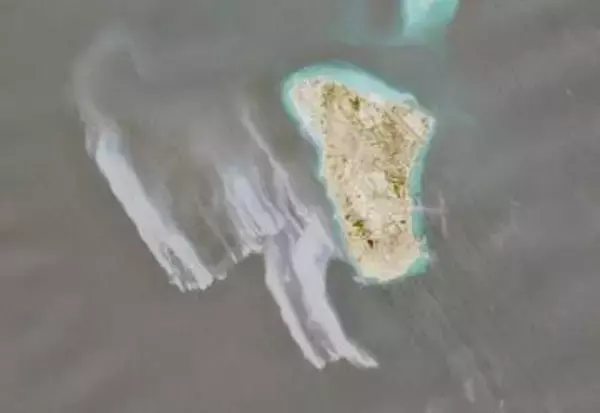 イランのカーグ島付近で大規模な石油流出、衛星画像が捉える　専門家は新たな流出に警鐘