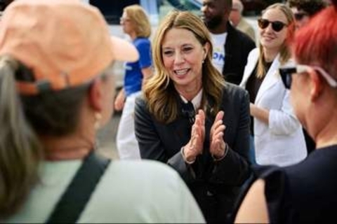 州知事選の民主党候補者に群衆かき分け突っ込む、武装した男を逮捕　米オハイオ州