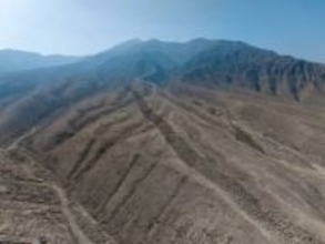 山肌に大蛇？、数千の穴が列をなす遺跡の謎に迫る　ペルー