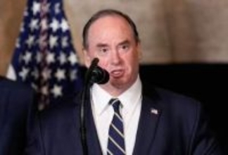 フェラン米海軍長官が退任、更迭か　対イランの海上封鎖が続く中