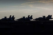 長期展開のリンカーン空母打撃群、配属された要員8人が自殺図る　米海軍長官が議会に報告
