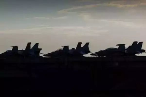 長期展開のリンカーン空母打撃群、配属された要員8人が自殺図る　米海軍長官が議会に報告