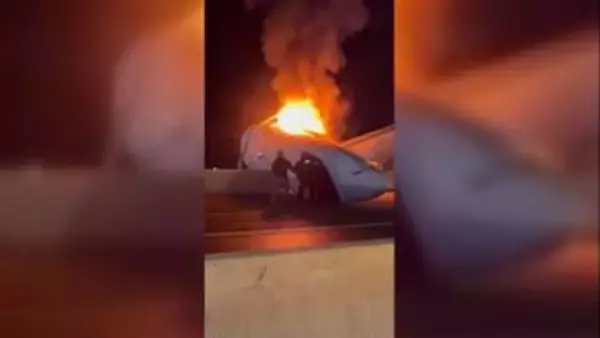 幹線道路に小型ジェット機が墜落　走行車両に衝突、1人死亡　米テキサス州