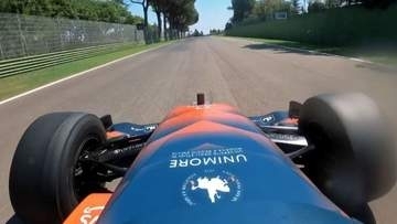 自動運転車、F1スタイルのレースで競い合う　伊