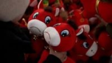 「社畜」の現実映す？　悲しい顔になった馬の縫いぐるみ、中国で大人気