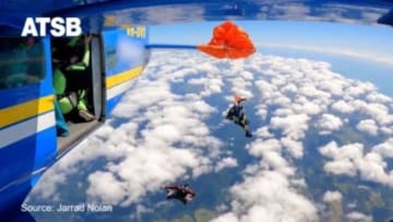 スカイダイバーのパラシュートが尾翼に絡まる、上空4600メートル　豪