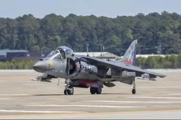 歴戦の垂直離着陸機AV8「ハリアー」、米海兵隊が退役式典　F35Bに道を譲る