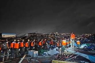 猛烈な竜巻が市街に襲来、マンションの12階から男性吹き飛ばす　中国中部