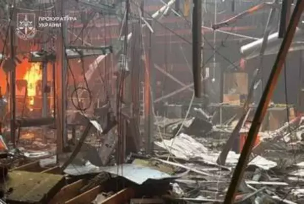 ウクライナのショッピングセンターにロシアの攻撃、15人死亡　「ダブルタップ」で緊急対応要員を狙う