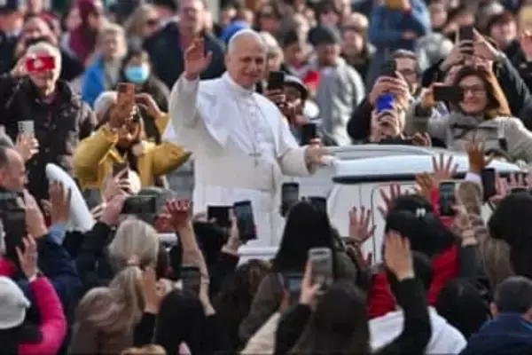 「過度の愛情示す」AIチャットボットに警戒を、ローマ教皇が警鐘