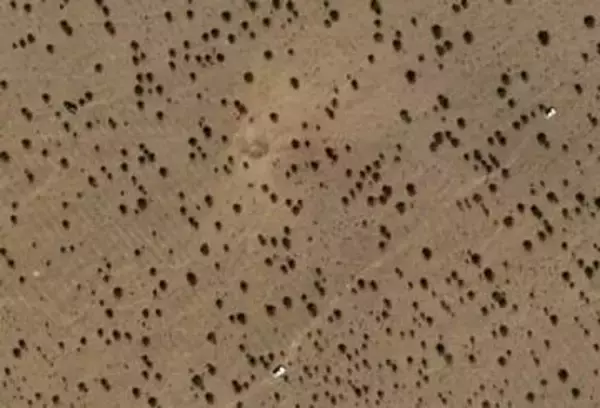 「戦闘機F15E墜落現場に円形のくぼみ　衛星画像で確認」の画像