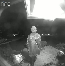 防犯カメラに映る不気味なピエロ姿、高齢男性刺殺の疑いで少年を拘束　米