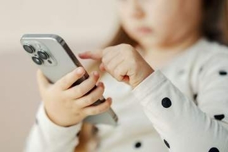 子どものスクリーン使用は公衆衛生上の懸念　米政府が有害性指摘する勧告を発表