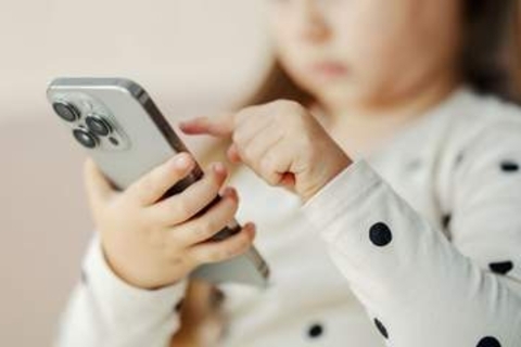 子どものスクリーン使用は公衆衛生上の懸念　米政府が有害性指摘する勧告を発表