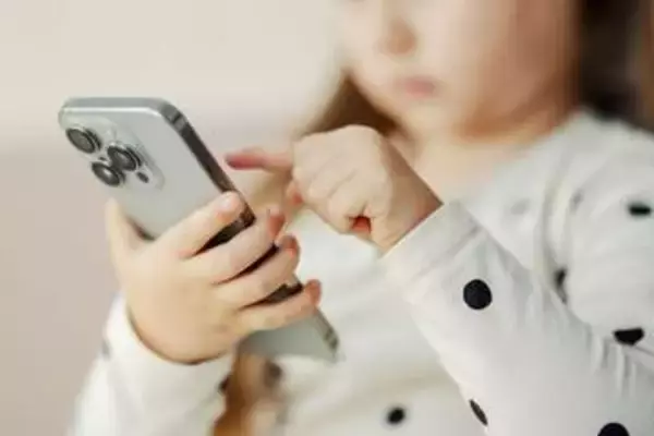 子どものスクリーン使用は公衆衛生上の懸念　米政府が有害性指摘する勧告を発表