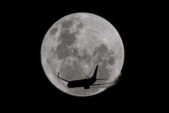 夜空を彩る「ストロベリームーン」、夏の始まりの満月