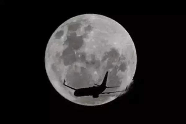 夜空を彩る「ストロベリームーン」、夏の始まりの満月