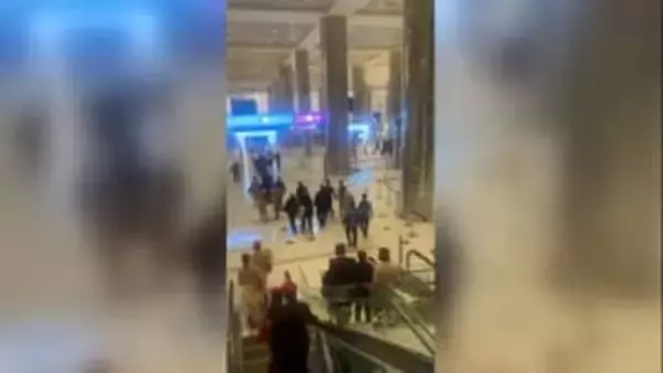 イランが湾岸の主要渡航拠点を攻撃、煙が充満したドバイ空港で乗客避難