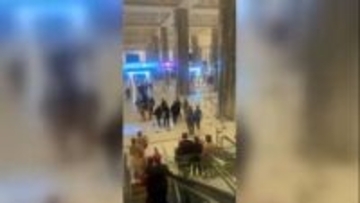 イランが湾岸の主要渡航拠点を攻撃、煙が充満したドバイ空港で乗客避難