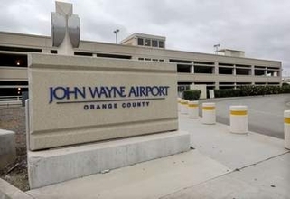 デルタ乗客が空港業務車両を盗んで運転、衝突事故起こして逮捕　米カリフォルニア州