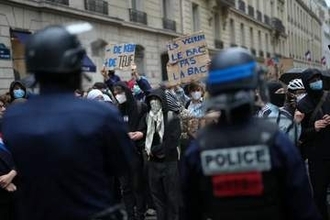 フランスに広がる大規模学生デモ、政府が強硬対応を転換