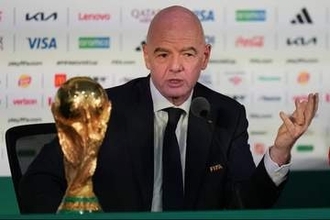 FIFA会長の謝罪、辞任要求は収まらず　UEFAはボイコットの方針維持