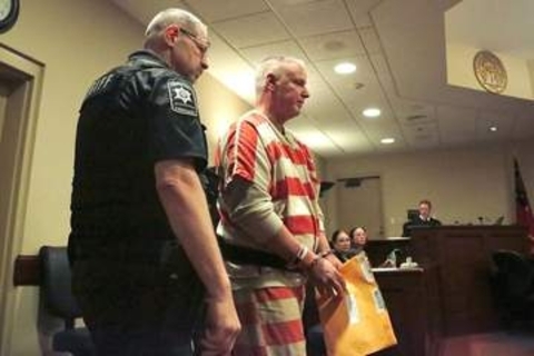 男子生徒の学校銃撃事件、銃を与えた父親に殺人罪で禁錮15年　米ジョージア州