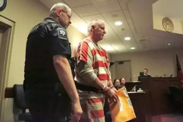 男子生徒の学校銃撃事件、銃を与えた父親に殺人罪で禁錮15年　米ジョージア州