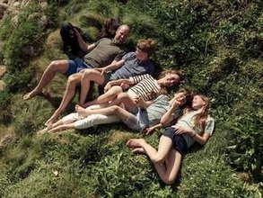 英ウィリアム皇太子夫妻、結婚15周年記念の家族写真公開　子どもたちと芝生に横たわる姿