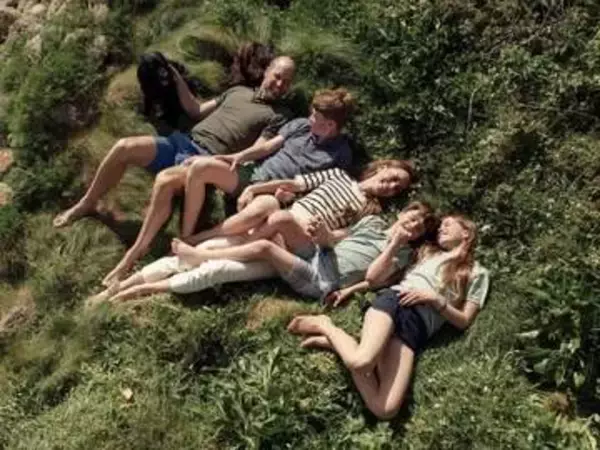 英ウィリアム皇太子夫妻、結婚15周年記念の家族写真公開　子どもたちと芝生に横たわる姿