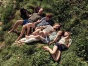 英ウィリアム皇太子夫妻、結婚15周年記念の家族写真公開　子どもたちと芝生に横たわる姿